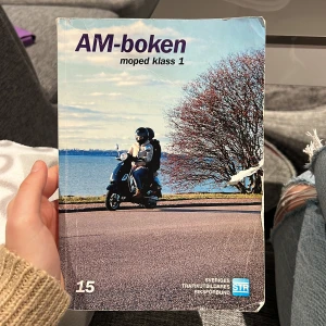 AM-boken - moped klass 1 - Hej! Jag säljer min AM bok som jag använde mig av för att plugga till moppekörkortet. I boken har jag strukit undan sådant som är viktigt vilket kan underlätta ifall man inte orkar läsa hela boken.  Frakt ingår.
