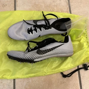 Spikskor  - I storlek 40 från Nike. Använda 1-2gånger. Spikskor för löpning främst (både sprint och långdistans) men kan även användas till andra friidrottsgrenar. ❤️‍🔥