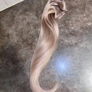 Rapunzel 7 clip on set extension  - Rapunzelofsweden äkta clip on set extension 7 st. Färgen Sandy blonde balayage. Har kvitto. Helt ny, aldrig använd, köpte fel färg så den är helt ny & aldrig använd. Värd 1950 kr. Säljer för 1000.