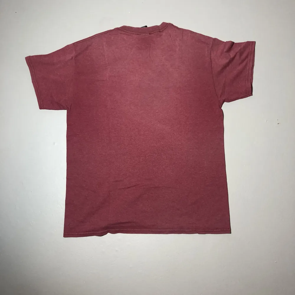 Thrasher T-Shirt i storlek L  Trycket har lite slitage, annars i bra skick.  Köparen står för frakten, skickas via PostNord . T-shirts.