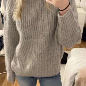 Stickad tröja - Så fin stickad tröja från zara, sparsamt använd💓 köptes för 399!  Storlek S