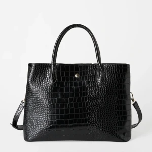 Handväska ormskinn Åhléns - Väska från Åhléns i väldigt fint skick! Passar perfekt som skolväska, rymmer 13” dator och böcker mm. Mått: bredd 37cm, höjd 28cm, djup 16cm. Skriv vid intresse 💞💞🙌