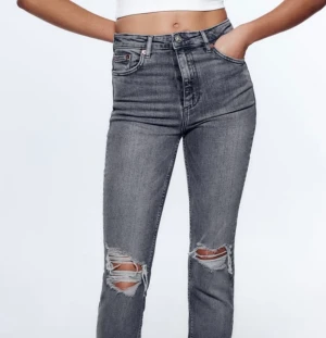 Jeans Zara - Zara jenas  Använda 4 gånger bra skick har förkortat dom så dom passar mig som är 157 storlek 32