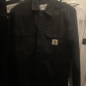 Carhartt overshirt - Säljer en carhartt overshirt då jag hittat en ny. Storlek M true to size möjligtvis lite mer åt L  Kommer ej ihåg nypris på denna men säljer för runt 400 nånstans Kan givetvis fraktas