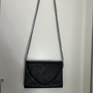 Tiamo väska - Hej! Jag säljer en tiamo väska för 400kr. Jag har haft den sedan augusti dehär året så den är i bra skick hör av dig på Instagram (Alvahofmeijer) om du är intresserad(: