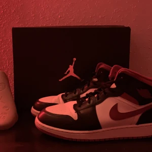 Jordan 1 gym red - Säljer nu mina Jordan 1 gymred som är köpt från Nike för 950 kr. Dem är använda och säljer dem nu för ett bra pris! 