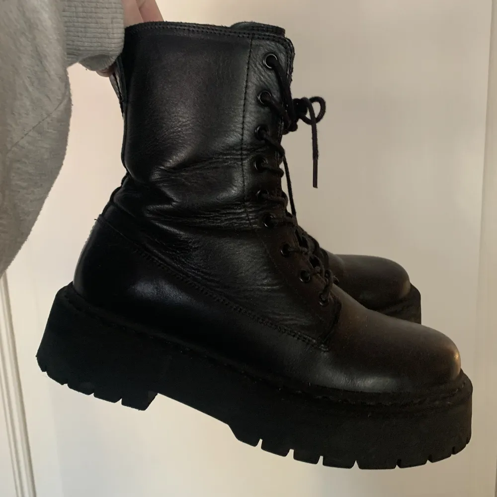 Säljer mina svarta boots i storlek 38 köpta från Zalando. De är använda en säsong, men är fortfarande i mycket fint skick! Dock så är den översta innersulan borttagen då jag ville få dem lite större i storlek. 💞 (Köpare står för frakt) . Skor.