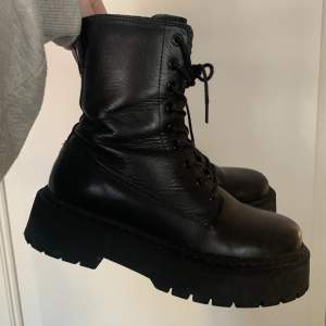 Säljer mina svarta boots i storlek 38 köpta från Zalando. De är använda en säsong, men är fortfarande i mycket fint skick! Dock så är den översta innersulan borttagen då jag ville få dem lite större i storlek. 💞 (Köpare står för frakt) 