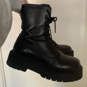 Svarta boots - Säljer mina svarta boots i storlek 38 köpta från Zalando. De är använda en säsong, men är fortfarande i mycket fint skick! Dock så är den översta innersulan borttagen då jag ville få dem lite större i storlek. 💞 (Köpare står för frakt) 