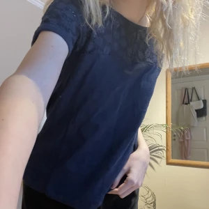 T-skirt - Två t-skrits med spetsliknande material på den övre delen. Säljer pga lite för små i ”ärmarna” för mig. Det är storlek 150 i båda men funkar för mig helt ok som är 165cm. 30kr styck! Skriv om ni har fler frågor!❤️