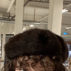 Brun Basker - Med stor sorg säljer jag nu min älskade bruna basker. Den är fluffig, varm och jättefin. Perfekt till höst, vinter och vår. 