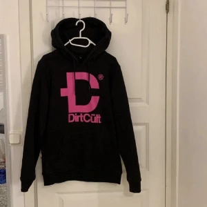 Dirt cult Hoodie säljes  - Säljer nu min dirt cult hoodie i storlek M då den ej kommer till användning, få gånger använd och i fint skick, inga hål, märken eller annat dylik. Köptes in för 799kr men säljes för 400kr. Bra pris för att vara i så fint skick som den är.