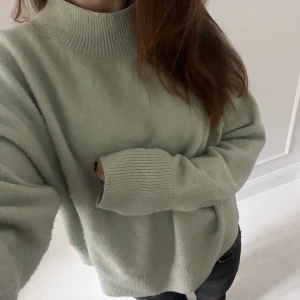 Other stories tröja!!! - Säljer denna så fina stickade tröja från other stories, färgen syns böst på andra bilden💕 Storlek L men skulle säga att den sitter som en M