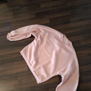 Cute af pink sweatshirt - Lite marziacore. Puffy sleeves. Kinda cropped vibed but not really