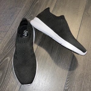 Svarta skor  - Svarta vanliga dra på skor, aldrig använda. Köpte för 399kr säljer för 150kr 