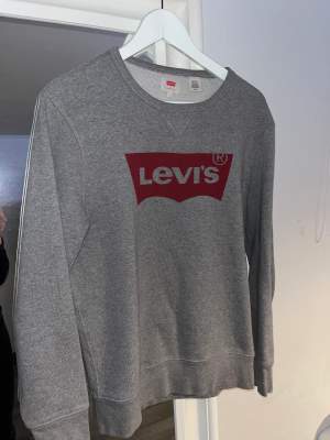 Säljer en grå Levis tröja som funkar för både killar och tjejer i storlek S 