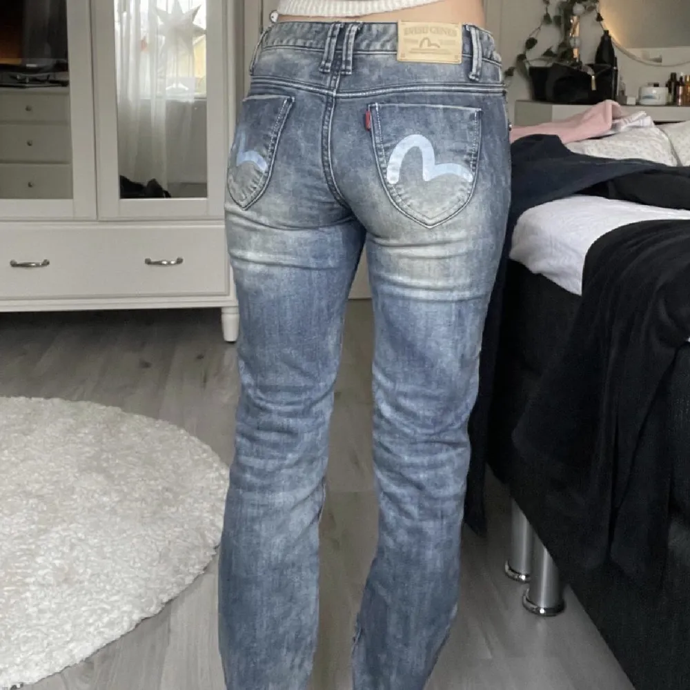 Säljer ett par jättefina y2k Evisu jeans pga d inte är mina stil längre.💗 Priset är så lågt för att jag inte vet om de är äkta eller inte då de är köpta här på plick. Skriv gärna vid fler frågor!💗. Jeans & Byxor.