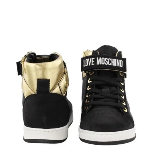 Moschino Sneakers - Snygga märkes skor ifrån Moschino i storlek 37.5.  Endast använda 2 ggr, som nya. Nypris: 2100 kr
