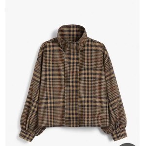 Jacka från Kappahl  - En väldigt fin, unik och rutig jacka köpt på Kappahl för ca 4 månader sedan. Använd ett fåtal gånger (max 5) och är därmed i nyskick.  Köpt för 699kr. 