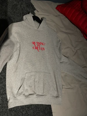 Grå Hoodie - Frakt ingår i pris