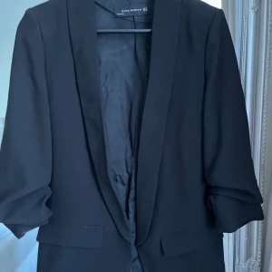 Blazer  - Blazer från zara. Knappt använd. Mycket fint skick. 