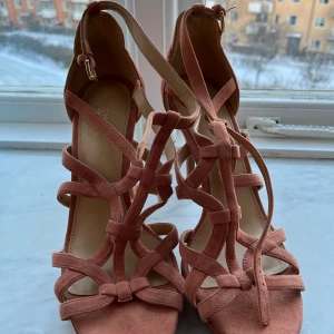 Klackar från Michael kors  - Använda 1 gång inomhus pga för små. Suede.