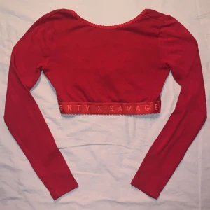 Croptop öppen rygg - En röd croptop med öppen rygg. Från Rihannas egna märke. Storlek S men passar även M
