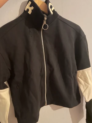 Kofta - En reebok kofta som funkar både till träning och vardags. I storlek S