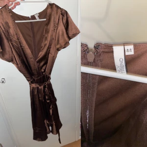 Brun klänning  - Klänning i storlek 44 använd fåtal gånger 