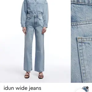 Säljer dessa vida jeans från Gina tricot. Dem är ljusblå och i storlek 36. De är slitna längst ned då de är för långa för mig och jag har gått på dem, men i övrigt är de i bra skick! Jag säljer dem för 100 kr exkluderande frakt💕💕