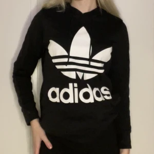 Adidas hoodie - En fin adidas hoodie som jag använt 2 gånger och köptes förra året 