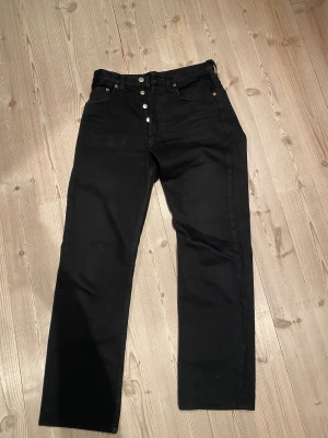 Levis jeans  - Riktigt schyssta svarta Levis jeans. Längden är inte 36 utan känns mer som en 30 ungefär. 