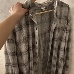 Nelly Skjorta  - Rutig bekväm skjorta från Nelly Trend  Storlek S, oversize 50 kr