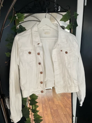 Jeansjacka - Fin vit jeans jacka som inte kommer till användning🤍