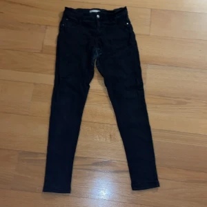 Svarta jeans - Svarta Jegging Jane byxor från Cubus. Lite stretchiga Ganska bra skick Två bakfickor Två fejkframfickor Lite slitna mellan benen Material: 73% Bomull, 26% Polyester, 1% Elastan