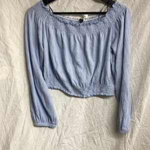 Off shoulder tröja - Blå off shoulder tröja💙Storlek L men passar definitivt S!. Kontakta mig vid köp eller frågor😊