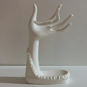 Smyckeshand (smycken ingår ej) - Blank vit porslins hand att hänga smycken på. Nytt skick, inga sprickor och nästan aldrig använd. Går att hänga armband, halsband och ringar. Längst ner finns en liten fördjupning där du kan lägga t.ex. ringar och armband.