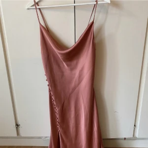 Klänning  - Aldrig använd 