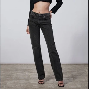 Mid Rise Jeans Zara - Säljer dessa jeans från Zara! Nypris 399🧸 köparen står för frakt⚡️