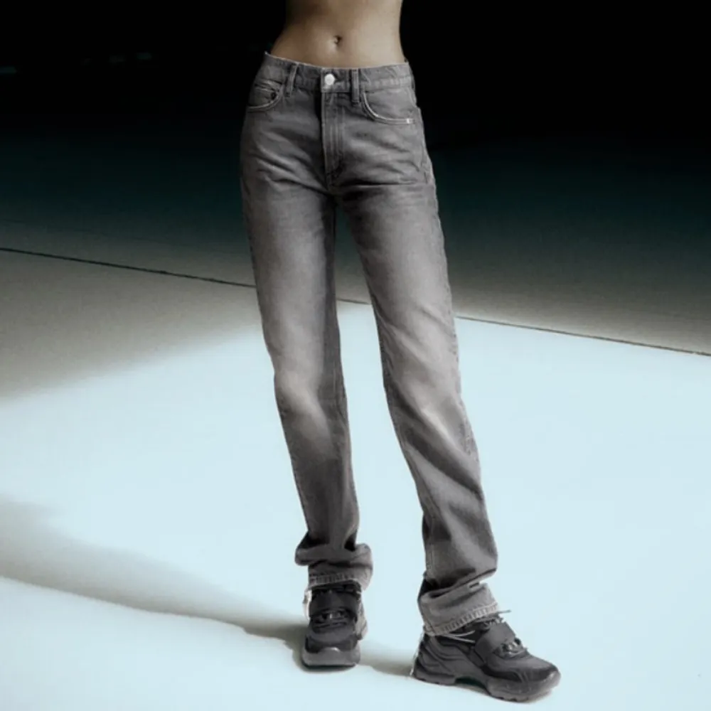 Säljer dessa gråa jeans eftersom dem inte kommit till användning, endast provade❤️. Jeans & Byxor.