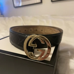 Gucciskärp - Äkta skärp från Gucci köpt i Gucci butiken i Puerto Banus i Marbella. Använt väldigt fåtal gånger så mycket bra skick, i princip som ny. Köpt för ca 5000kr. 