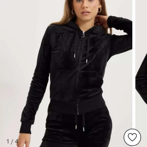 Juicy Couture - Hej, säljer 2 par ganska nya juicy couture set i färgerna svart och grå. Har inte använt dem så många gånger. Säljer ett par för 1700kr 