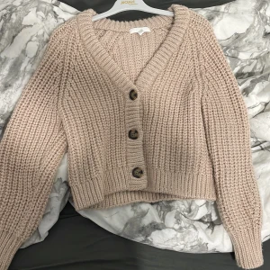 Stickad hm ”kofta” - Jag beställde den från hm förra året på slutet av vintern, använde den 3 gånger sedan blev det för varmt. När jag testade den detta året så var den för liten. Helt ny och jättevarm.