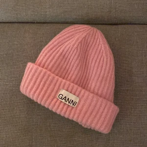 Ganni mössa - Knappt använd mössa från Ganni
