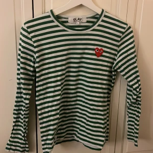 Comme des garçons tröja - Säljer denna fina tröjan som är i fint skick ❤️ St L men skulle säga mer som S för den är välldigt liten i storleken 👍🏼