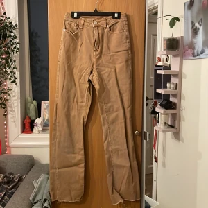 Bruna jeans  - Bruna raka/bootcut jeans i bra skick förutom en liten svart färgfläck. Den syns knappt men den finns där. 
