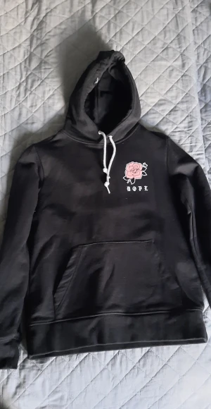 Hoodie - Svart Dope hoodie, storlek M. Använd fåtalet gånger.