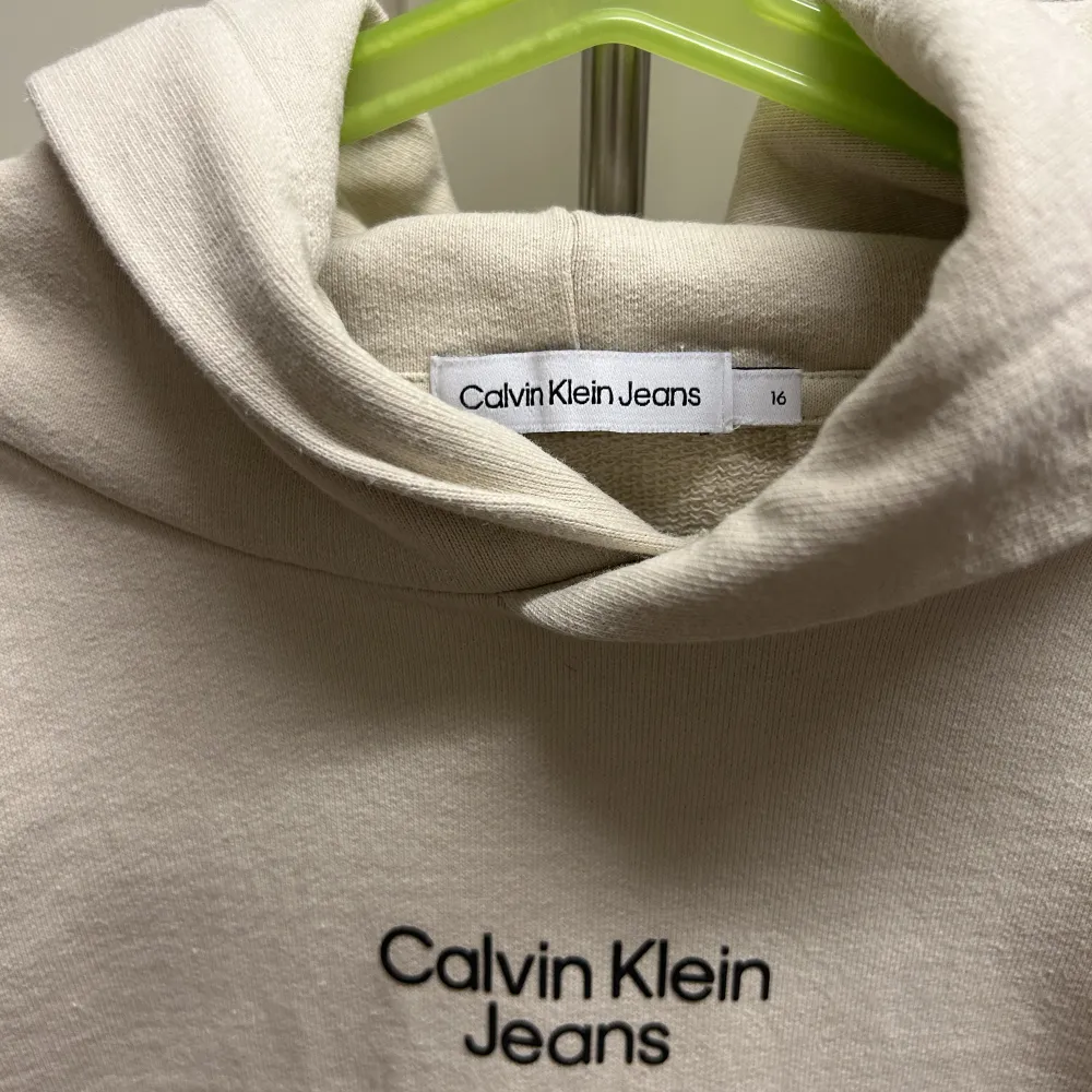 Hoodie från Calvin Klein inköpt september 2022. Som ny. Knappt använd. . Hoodies.