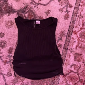 Svart linne från hm  - Svart ribbat linne från H&M. Storlek s