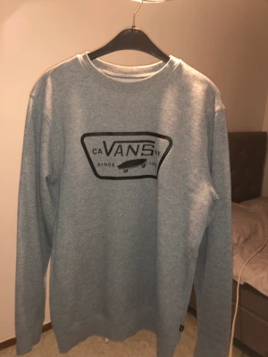 Vans sweatshirt grå - Säljer min vans eftersom jag inte vill ha den längre och aldrig haft på mig den, väldigt bra skick och snygg. Snabbare affär bättre pris   (Köparen står för frakte)